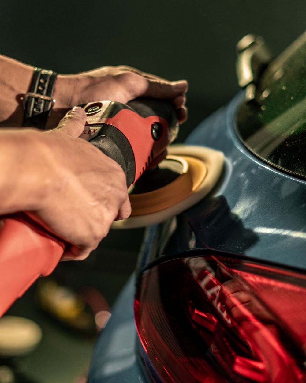 Polimento de pintura automotiva com politriz